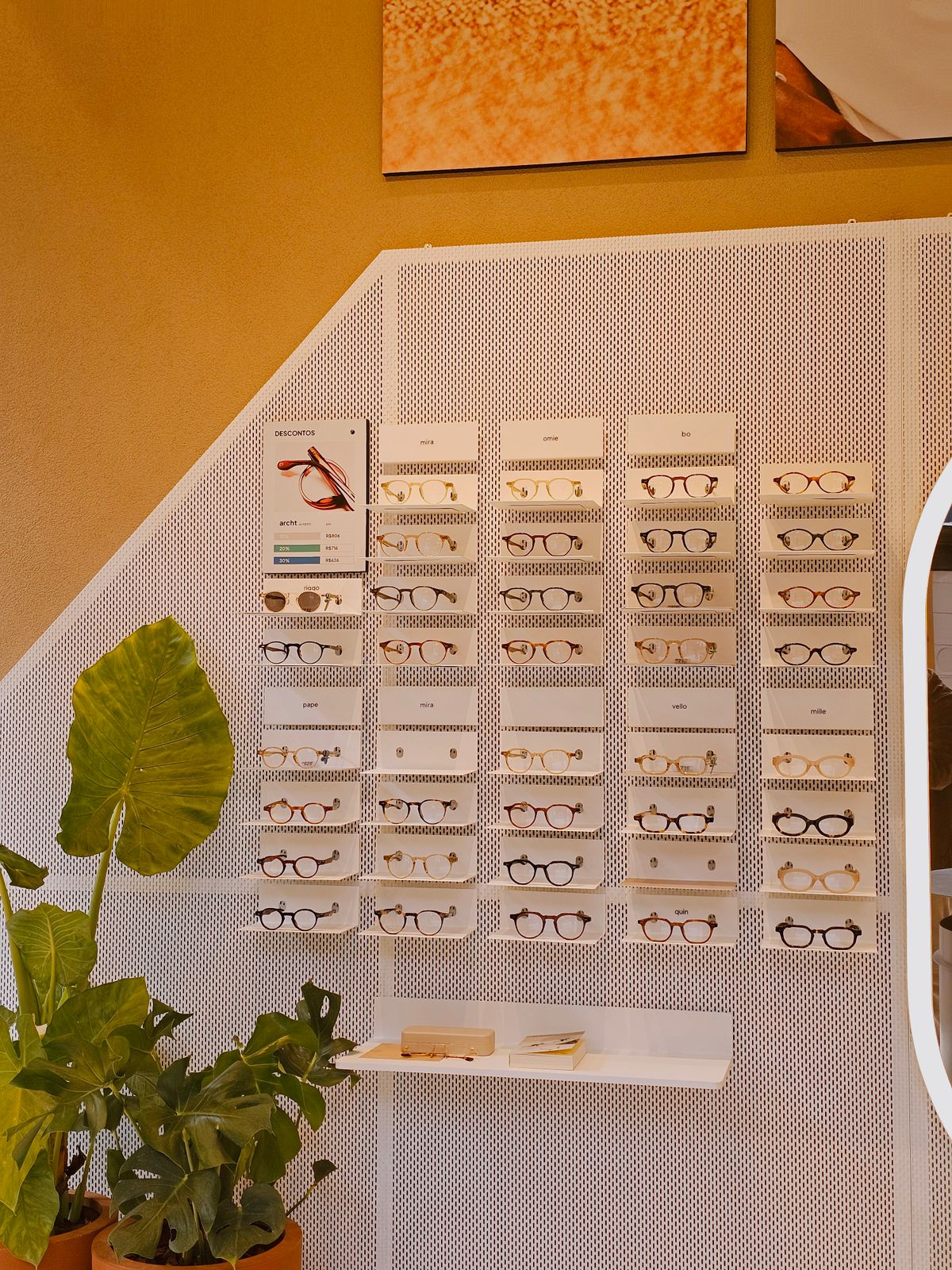 Interior moderno de óptica